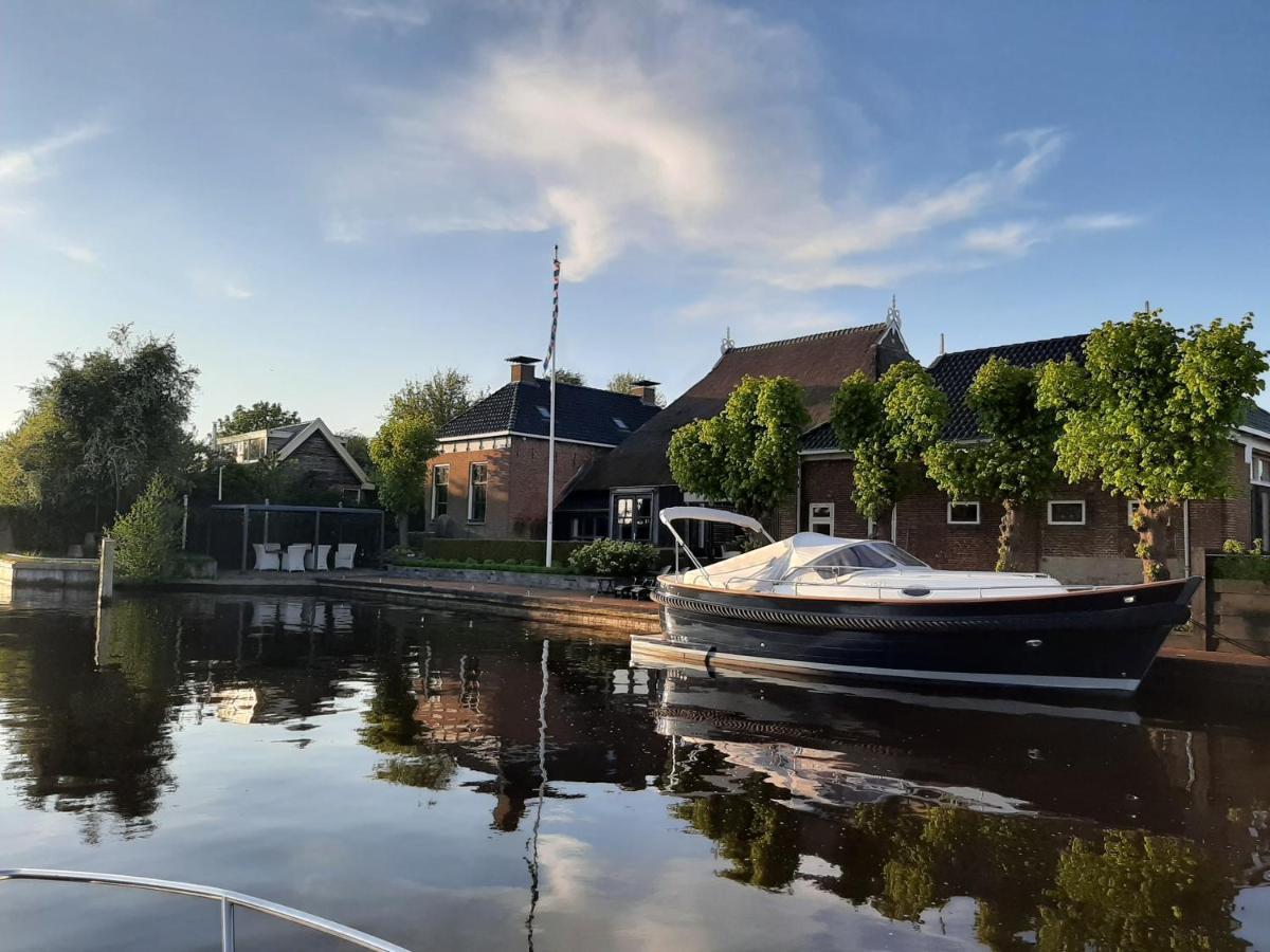 Puur Eastermar - Monumentaal, Authentiek En Luxe Koetshuis Aan Open Vaarwater Met Jacuzzi En Sauna Oostermeer المظهر الخارجي الصورة