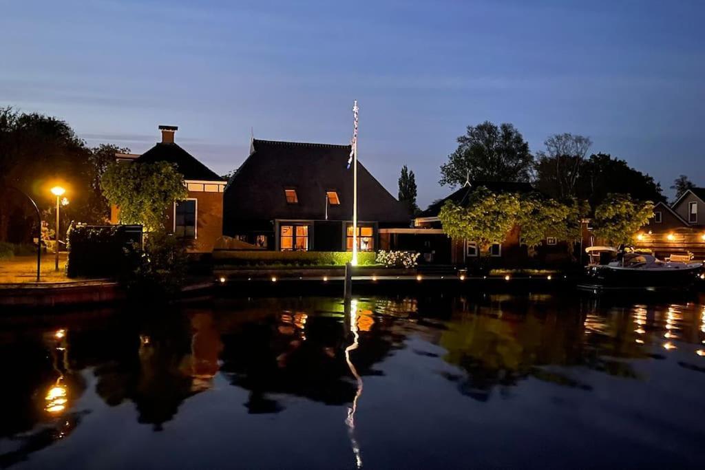 Puur Eastermar - Monumentaal, Authentiek En Luxe Koetshuis Aan Open Vaarwater Met Jacuzzi En Sauna Oostermeer المظهر الخارجي الصورة