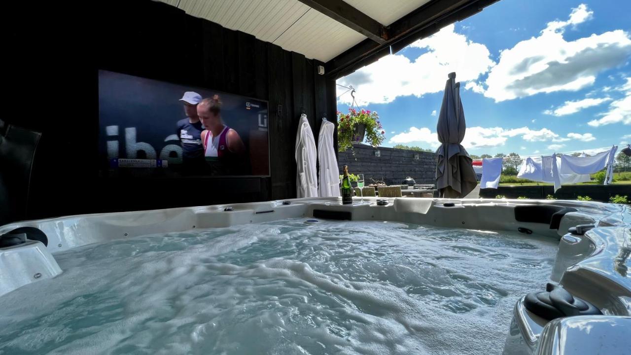 Puur Eastermar - Monumentaal, Authentiek En Luxe Koetshuis Aan Open Vaarwater Met Jacuzzi En Sauna Oostermeer المظهر الخارجي الصورة