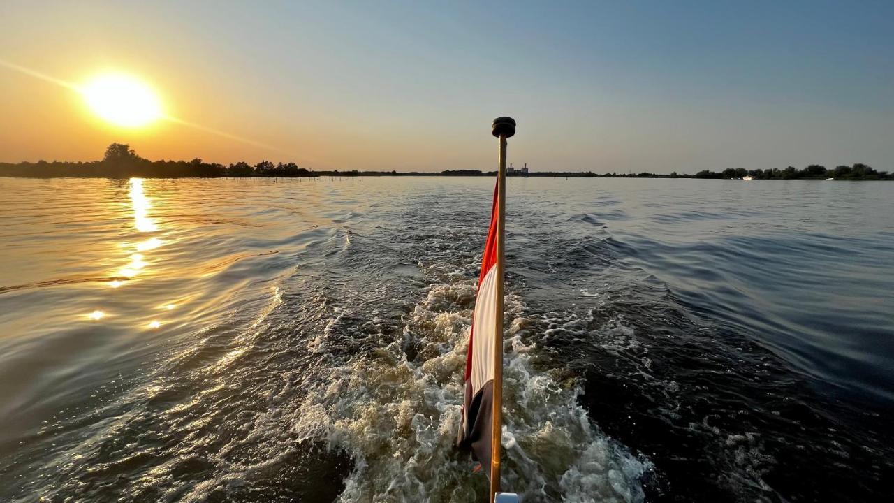 Puur Eastermar - Monumentaal, Authentiek En Luxe Koetshuis Aan Open Vaarwater Met Jacuzzi En Sauna Oostermeer المظهر الخارجي الصورة