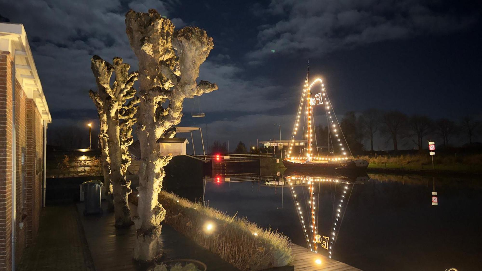 Puur Eastermar - Monumentaal, Authentiek En Luxe Koetshuis Aan Open Vaarwater Met Jacuzzi En Sauna Oostermeer المظهر الخارجي الصورة