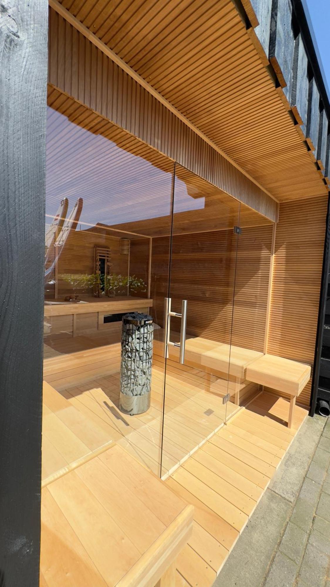 Puur Eastermar - Monumentaal, Authentiek En Luxe Koetshuis Aan Open Vaarwater Met Jacuzzi En Sauna Oostermeer المظهر الخارجي الصورة